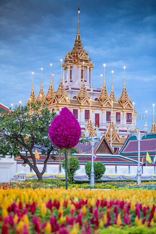 Loha Prasat位于泰国曼谷市中心的Ratchanatdaram寺建筑群